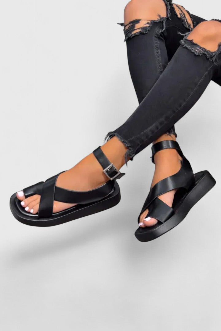 Stylish women's flat sandals with soft straps, chic & comfortable for daily wear.