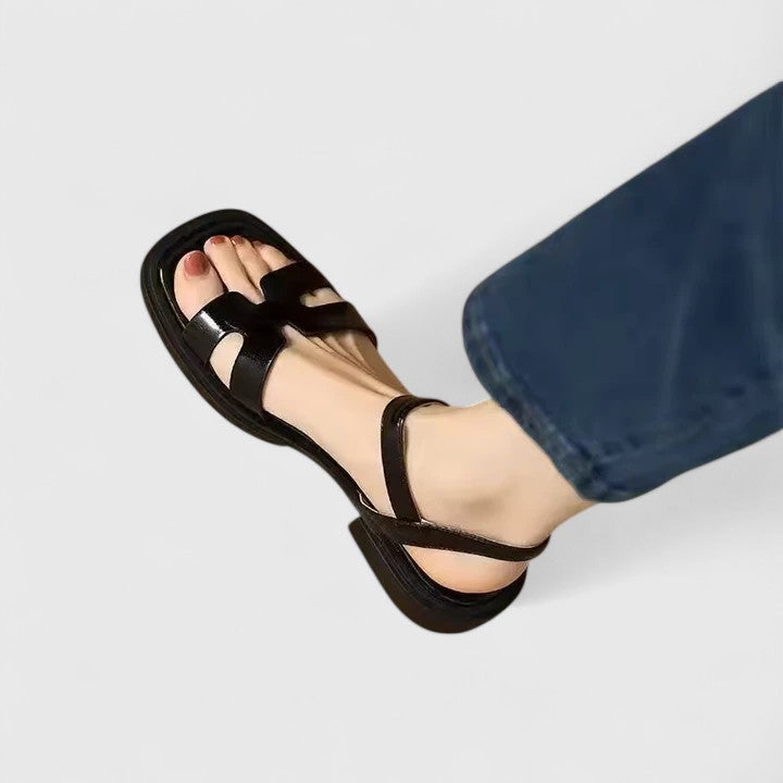 Comfortable women's flat sandals for casual wear. Stylish and perfect for effortless summer footwear.