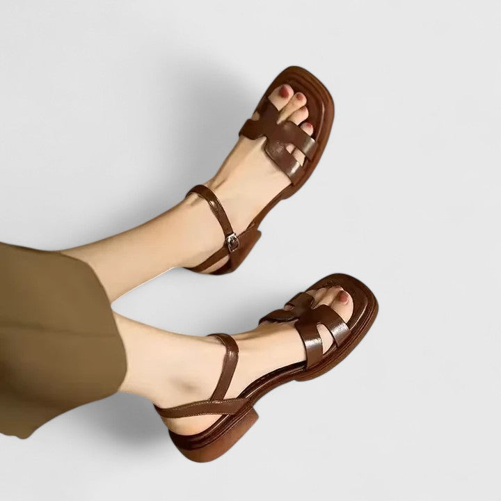 Sophisticated women's flat sandals featuring an adjustable strap, ideal for elegant summer style and daily wear.