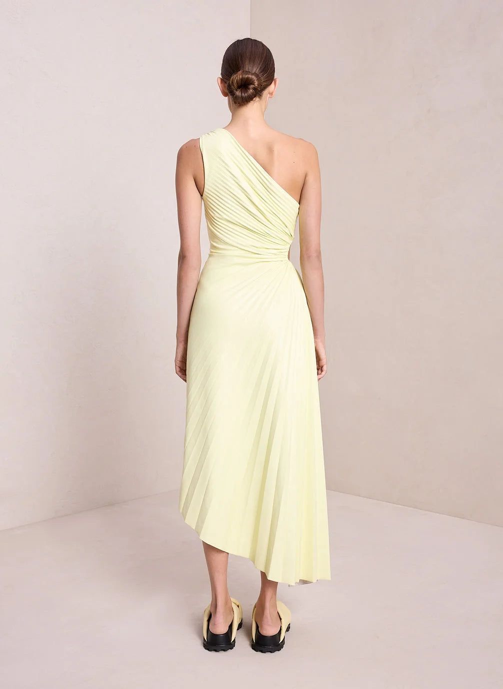 Party-ready women's elegant flowy maxi dress, ideal for evening and special occasions.