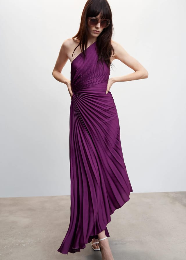 Women's stylish flowy maxi dress, an elegant long dress for formal or casual versatility.