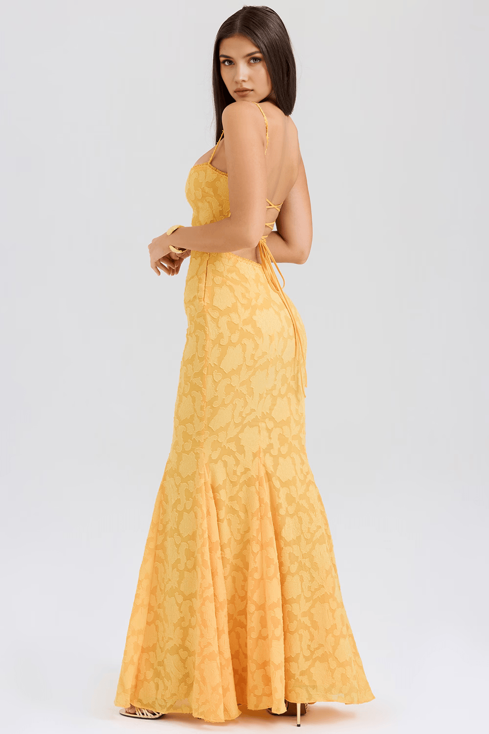 Sophisticated women's sleeveless long dress, a must-have for elegant summer events.