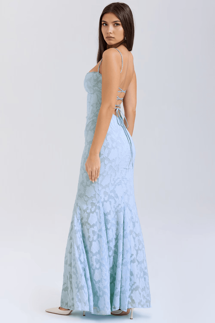 Flowing summer dress for women, a versatile piece for elegant or casual occasions.