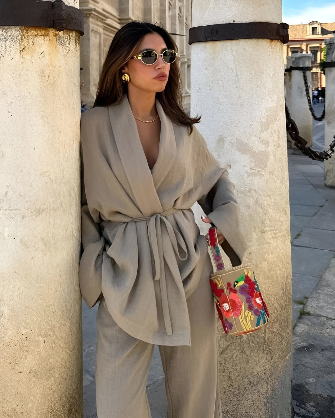 Chic women's flowing two-piece set, soft fabric for spring/summer. Casual elegant matching top & wide-leg pants.