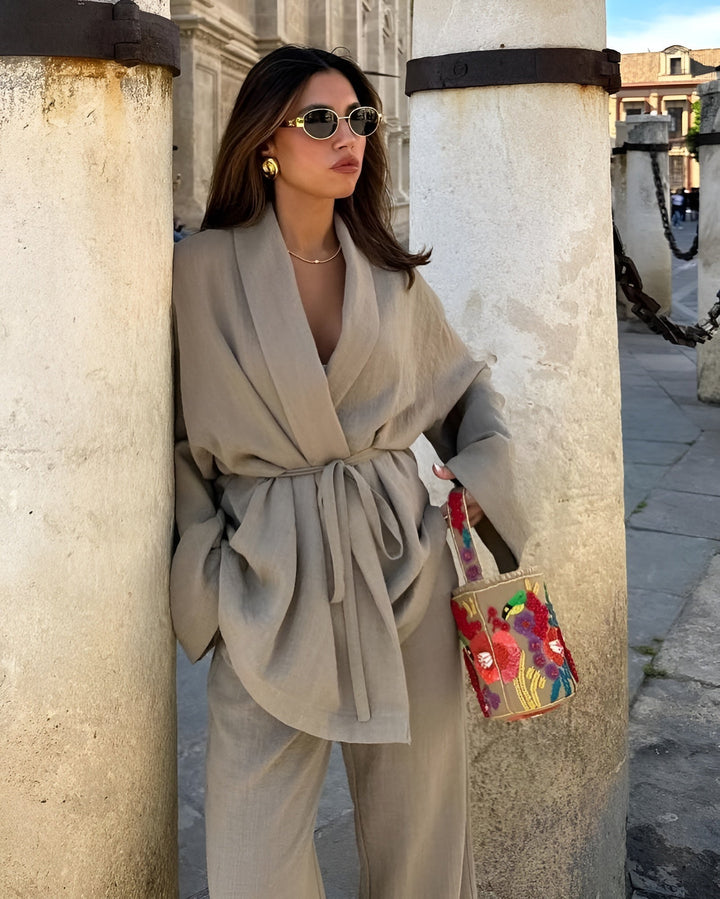 Chic women's flowing two-piece set, soft fabric for spring/summer. Casual elegant matching top & wide-leg pants.
