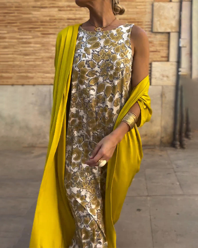Glamorous gold maxi dress for women, ideal for elegant evening events or special summer occasions. Flowy style.