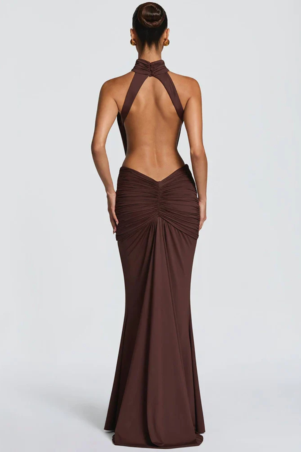 Versatile women's party maxi dress: halter neck, ruched bodycon, and elegant backless design for various occasions.