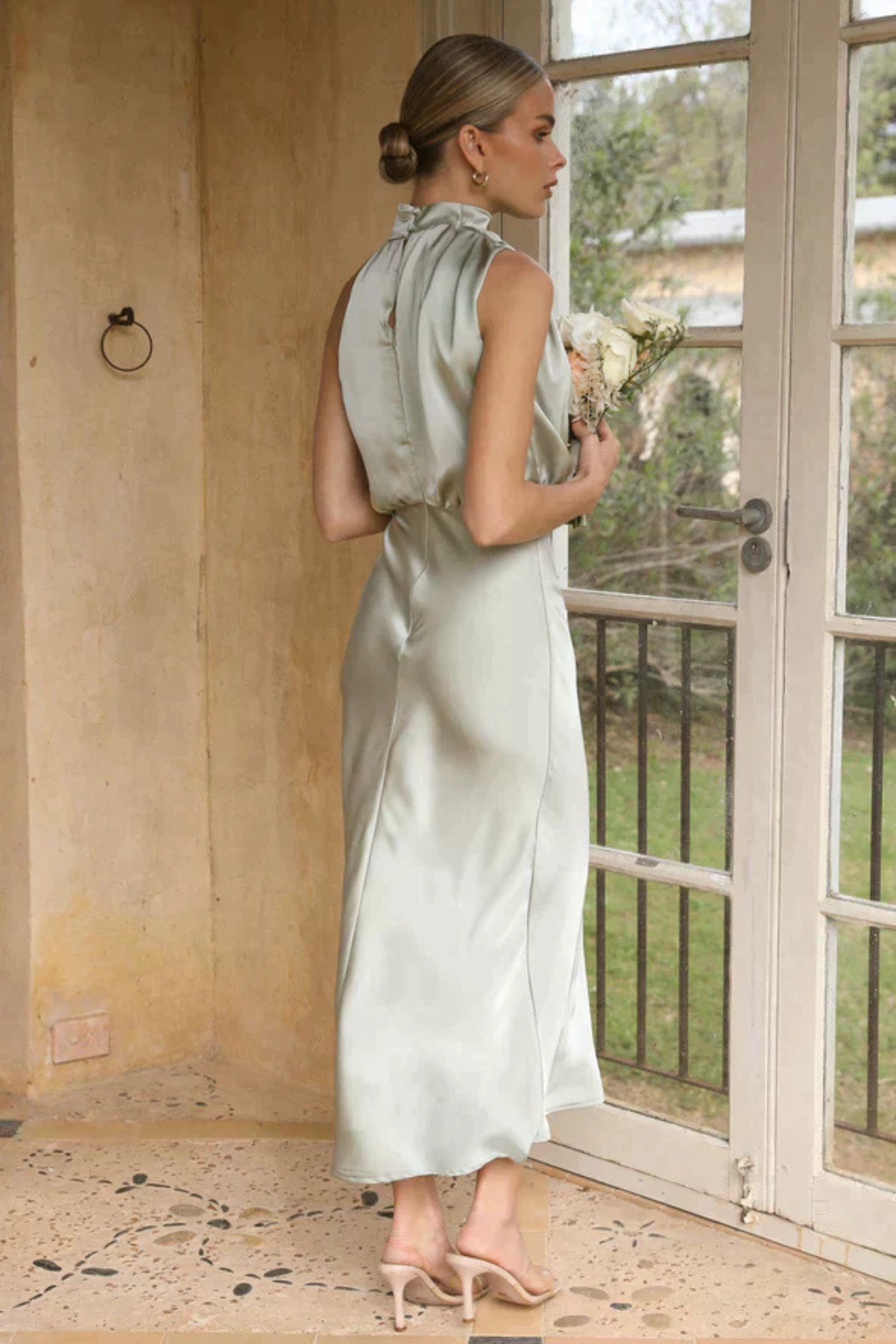 Fashionable women's sleeveless midi dress with a trendy halter neck for a stylish look.