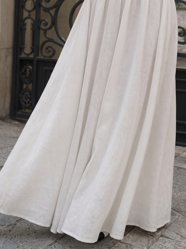 Fitted women's midi dress featuring a sophisticated halter neck and sleeveless design for an elegant look.