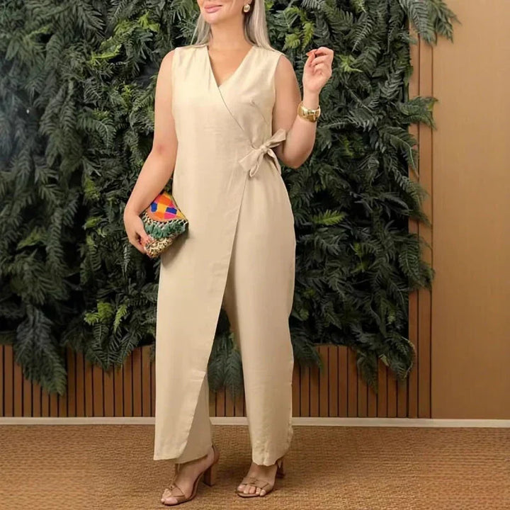 Chic women's jumpsuit for effortless elegance. Stylish, comfortable one-piece fashion for versatile wear.