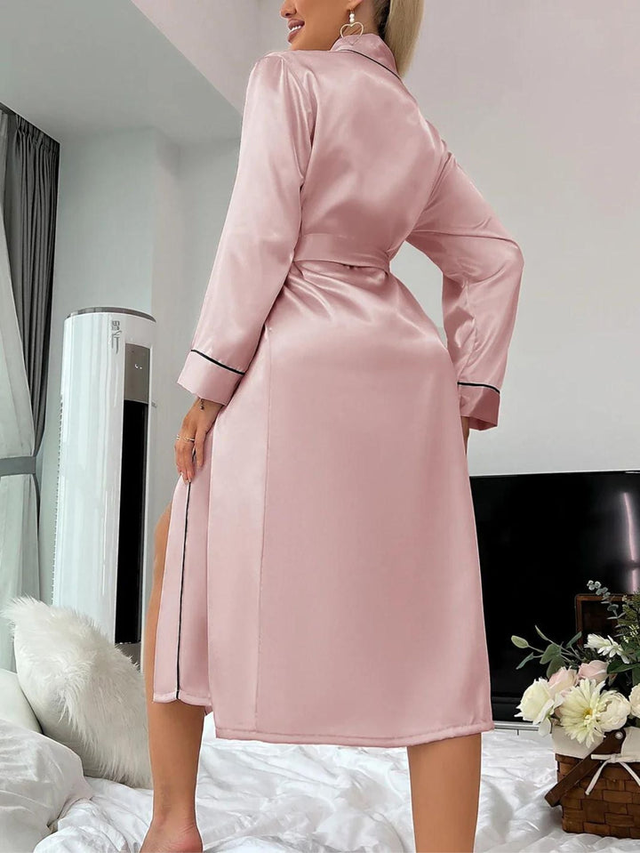 Relax in style with this elegant women's kimono robe, luxurious and comfortable loungewear.