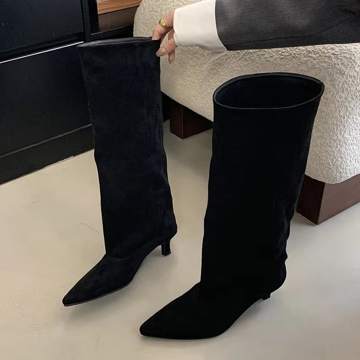 Timeless women's knee-high boots featuring an elegant kitten heel, ideal for chic autumn and winter outfits.