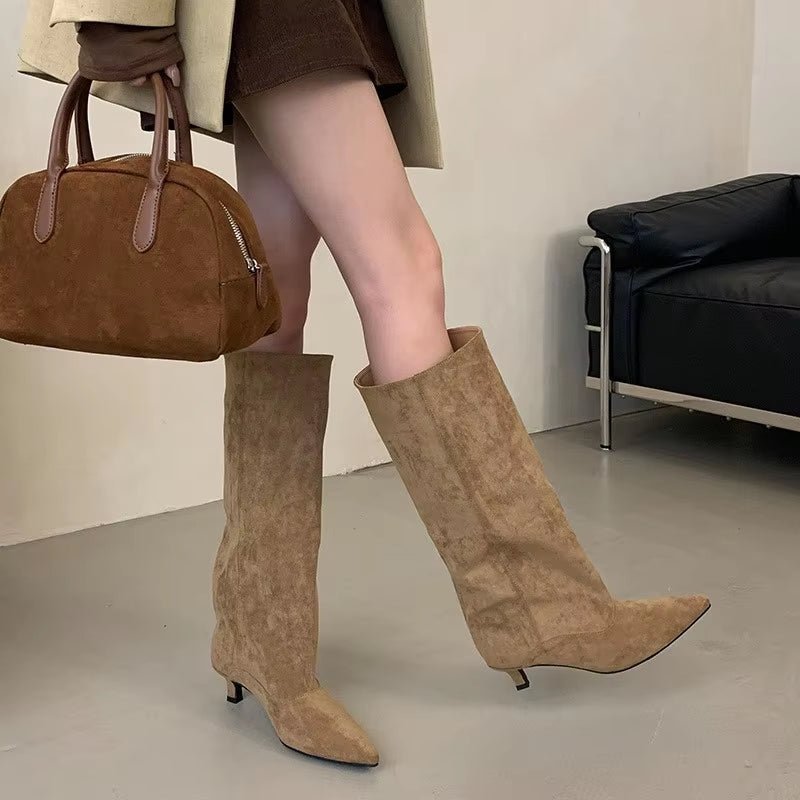 Versatile women's knee-high boots with elegant kitten heels & pointed toes, great for winter or autumn fashion.
