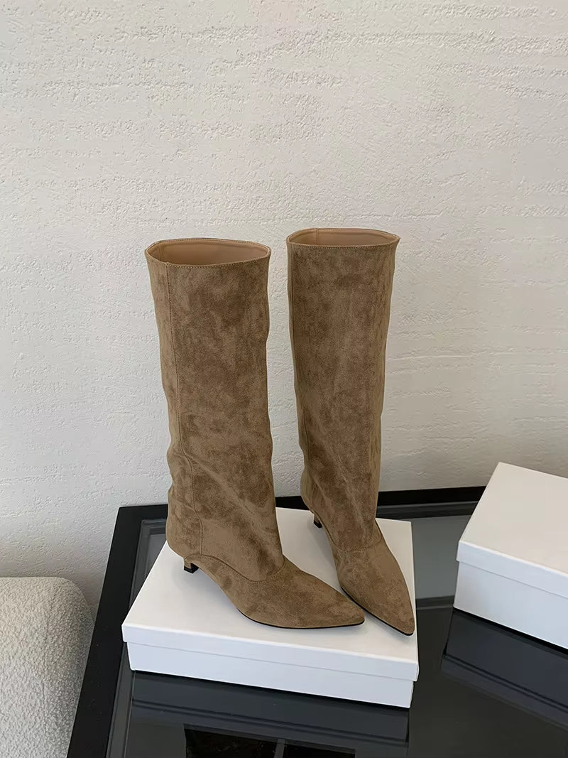 Women's fashionable knee-high boots, elegant kitten heel and pointed toe for a chic and timeless winter look.