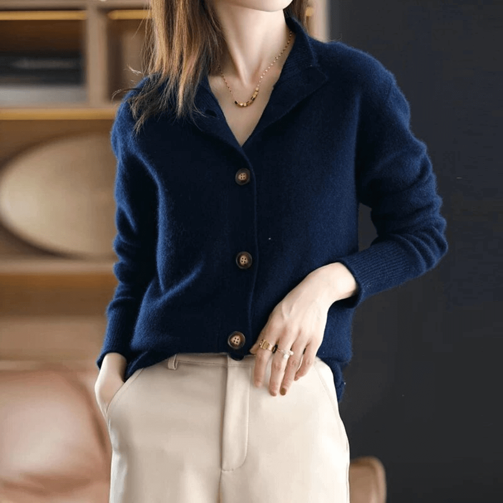 Versatile women's everyday cardigan, ideal for both casual and semi-formal outfits.