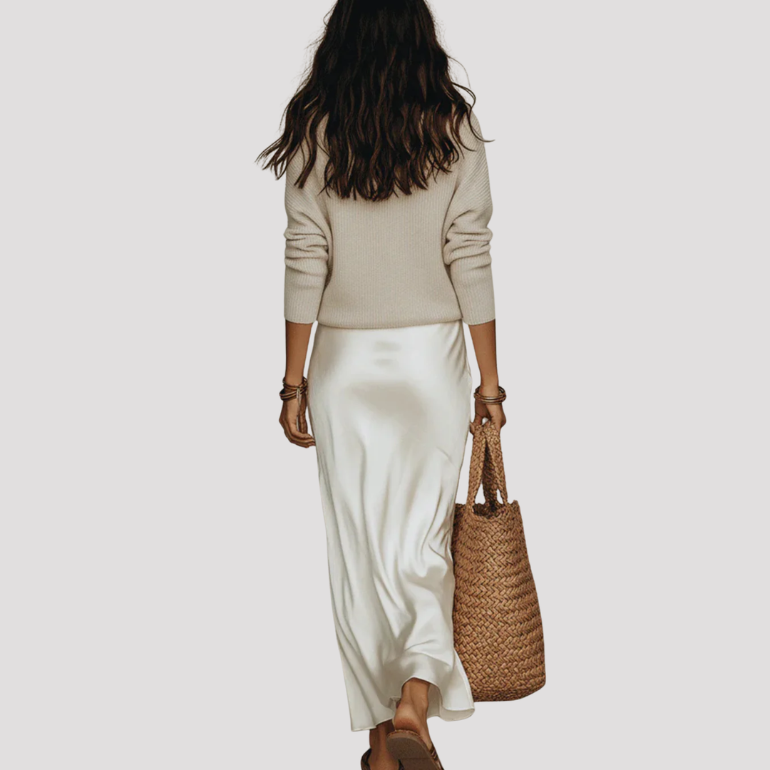 Chic women's elegant layered maxi dress with V-neck, long sleeves. Ideal for a sophisticated day-to-night look.