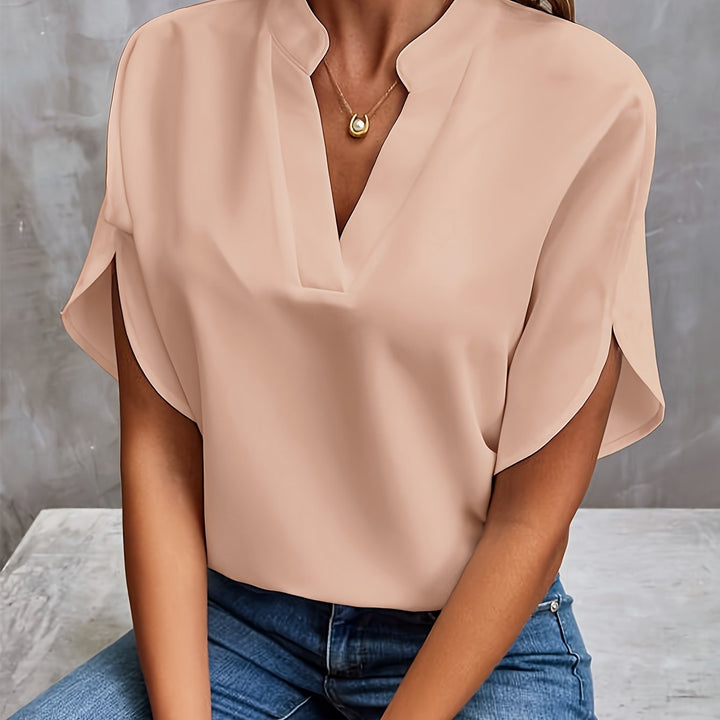 Versatile women's fashion: an elegant blouse suitable for any occasion.