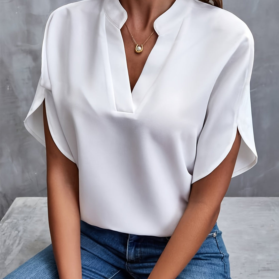 Office-ready women's lightweight blouse, blending style and professionalism.