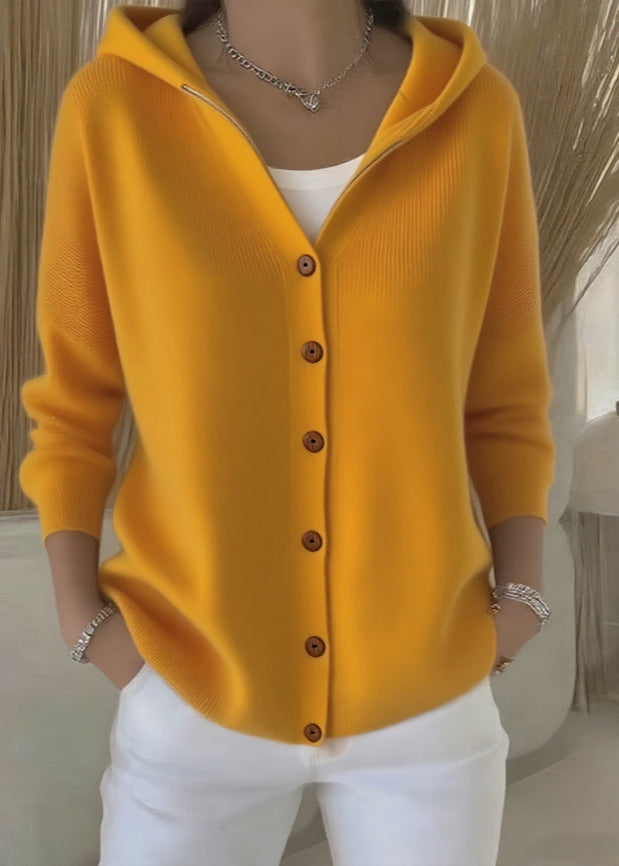 Fashionable women's elegant cardigan with a relaxed fit, ideal for comfortable all-season layering.