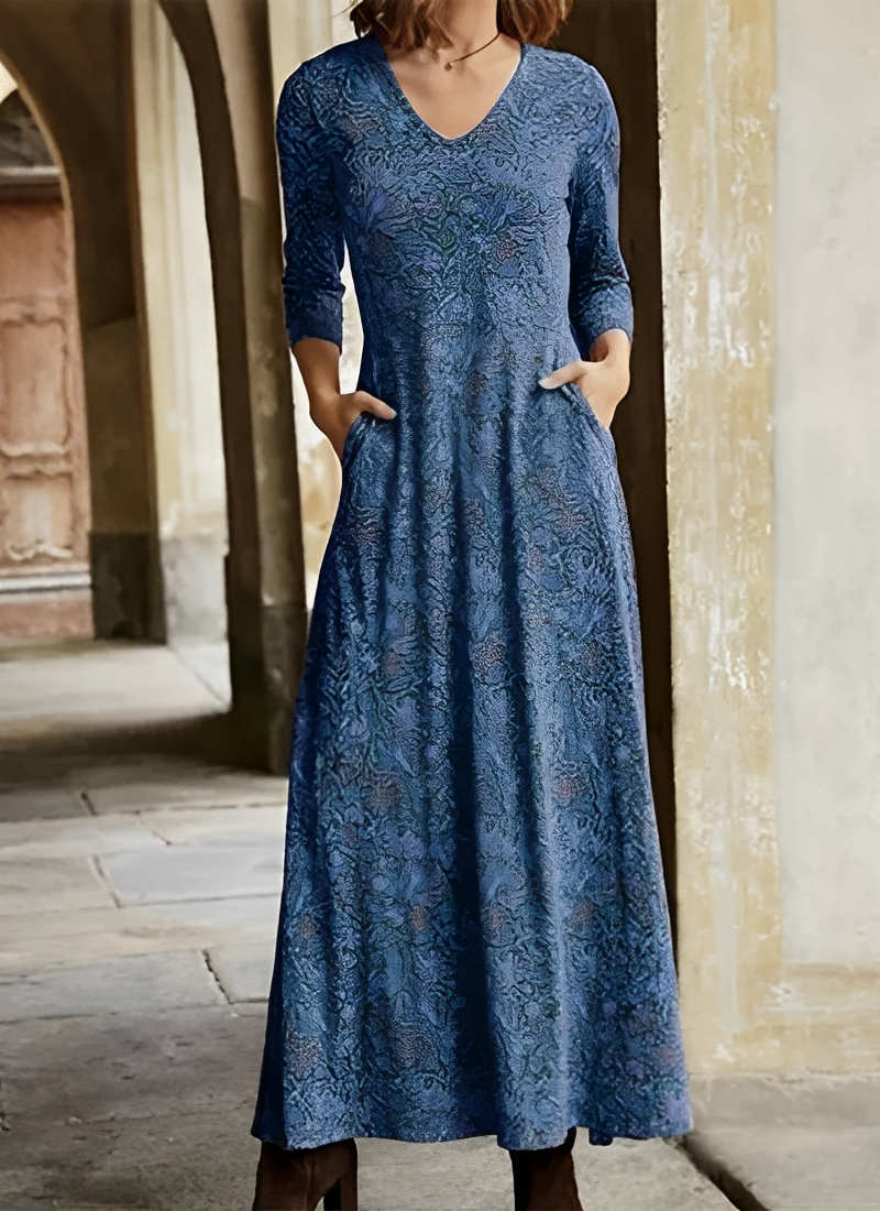 Boho-chic women's maxi dress with a beautiful floral retro print, ideal for elegant everyday wear.