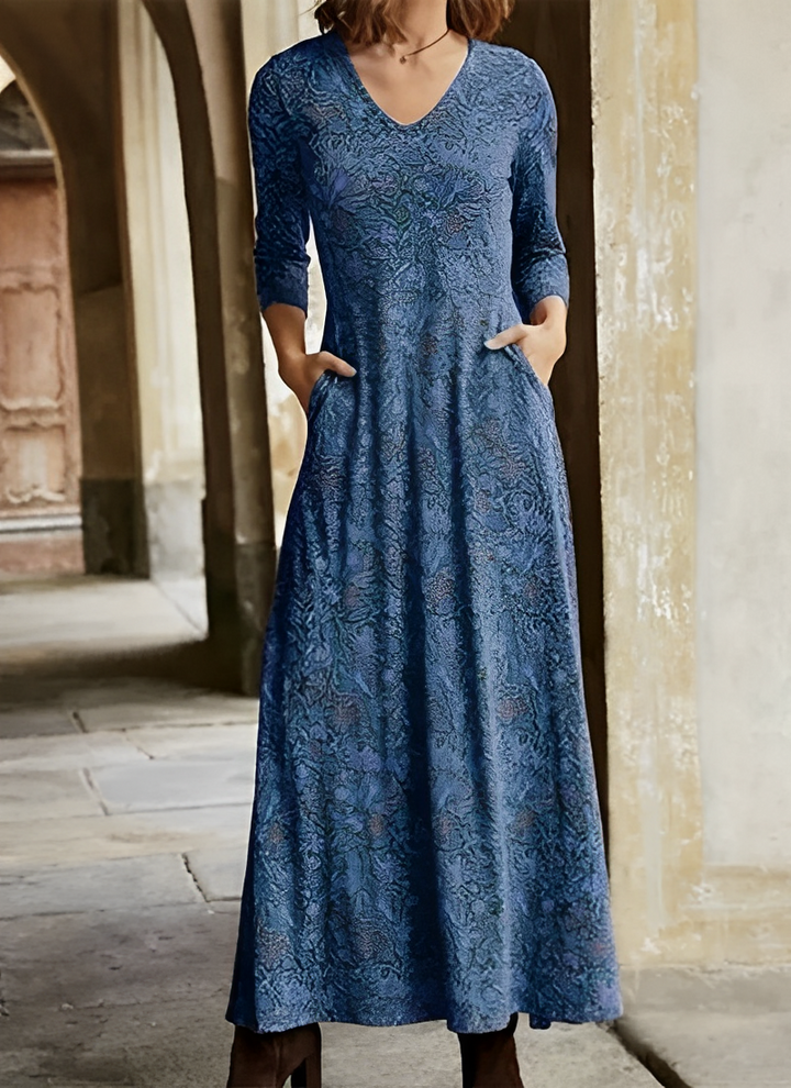Boho-chic women's maxi dress with a beautiful floral retro print, ideal for elegant everyday wear.