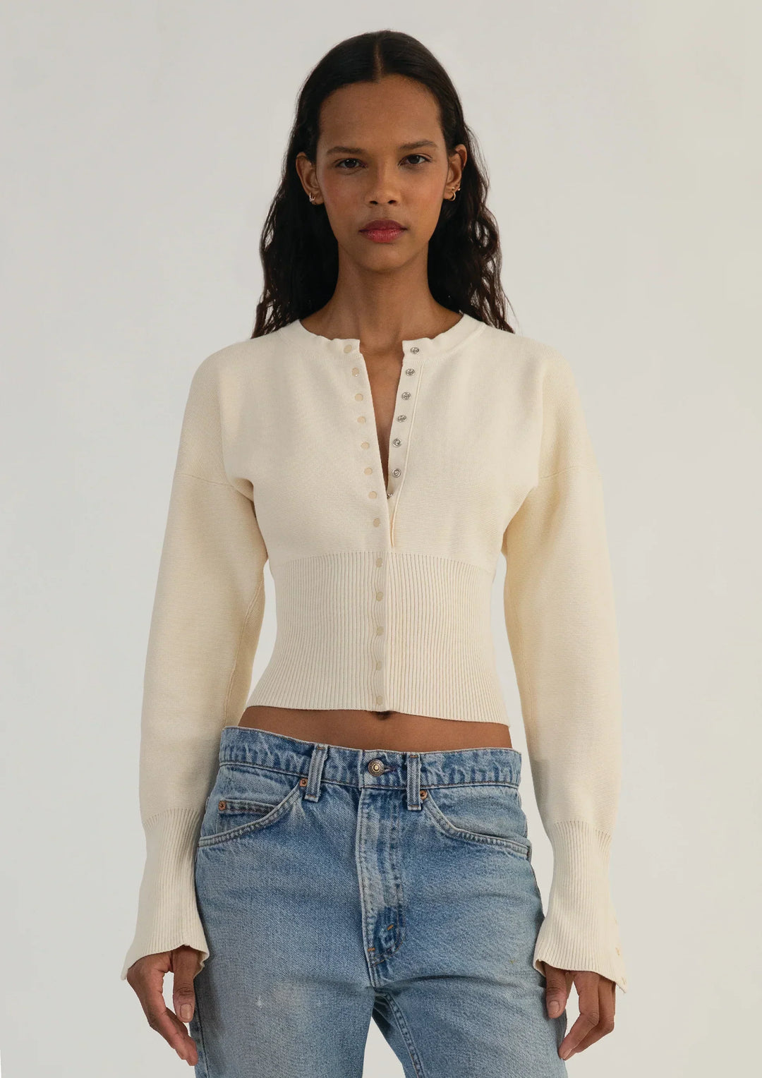 Chic women's cropped cardigan with long sleeves and functional button-up front.