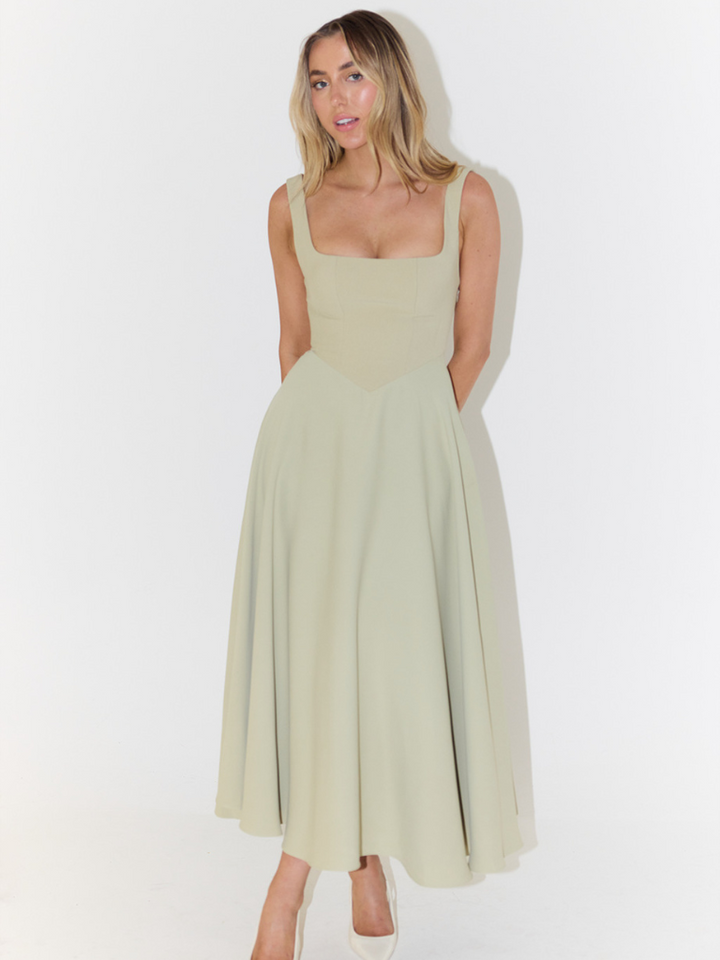 Elegant women's midi dress, flowy, defined waist. Versatile square neck, ideal for summer occasions.