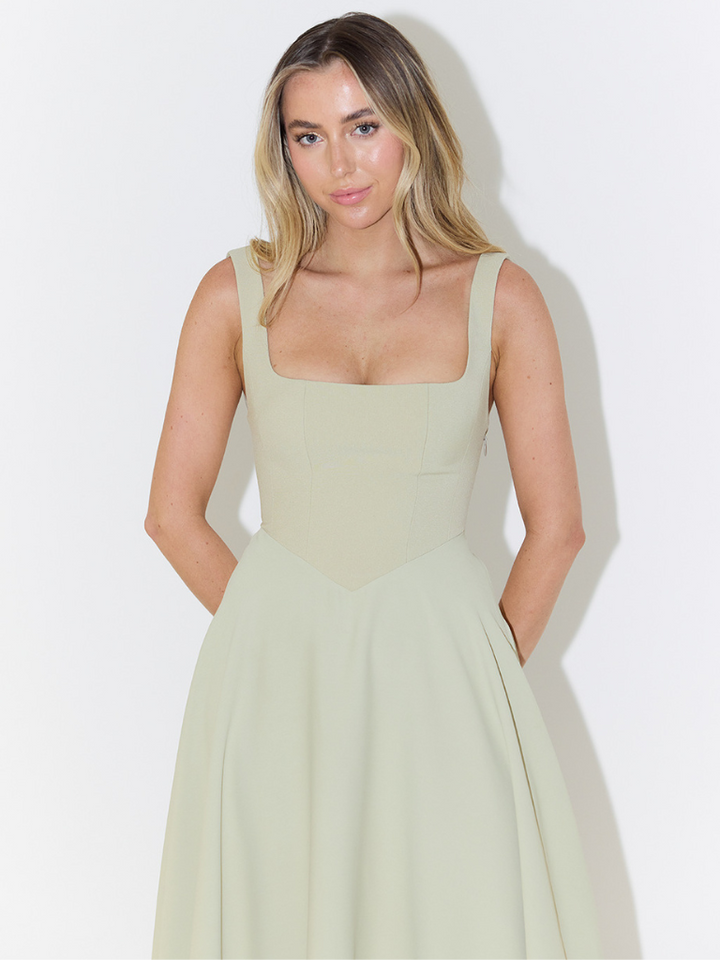 Flattering women's elegant midi dress, defined waist. Perfect for occasions, flowy and versatile.
