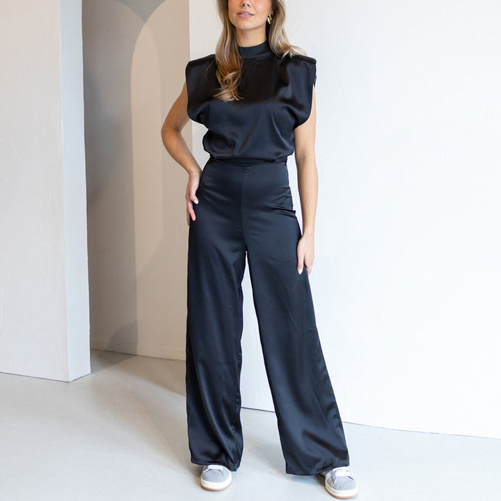 Sleeveless women's elegant jumpsuit, mock neck & wide leg for a sophisticated party look.