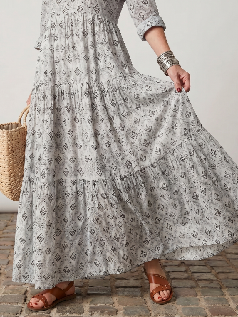 Relaxed fit women's long sleeve maxi dress, featuring an elegant floral print and a chic notch neck.