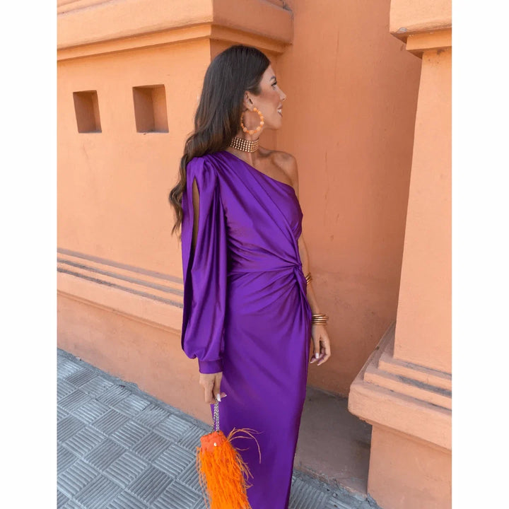 Fashionable women's one-shoulder party maxi dress featuring a high front slit and elegant silhouette.
