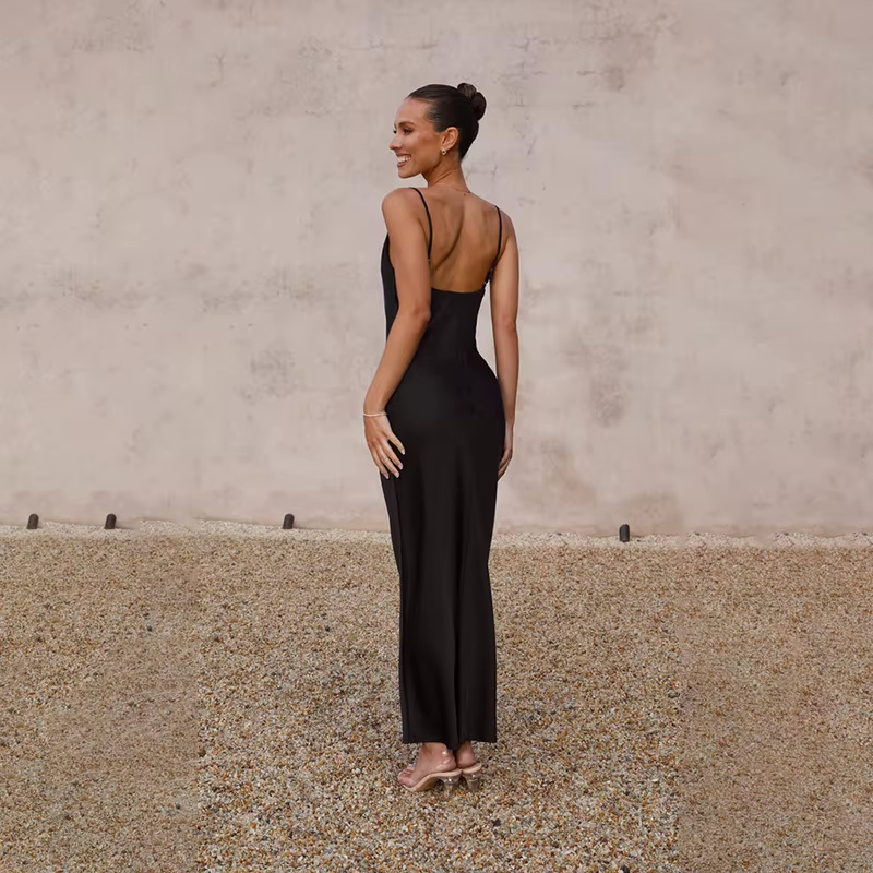 Chic open back maxi dress for women, an elegant and refined choice for wedding guests.