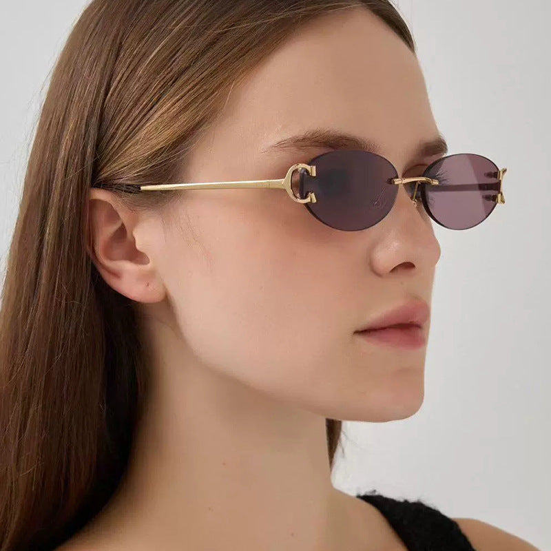 Chic women's oval sunglasses featuring a trendy frame design for stylish summer and everyday wear.