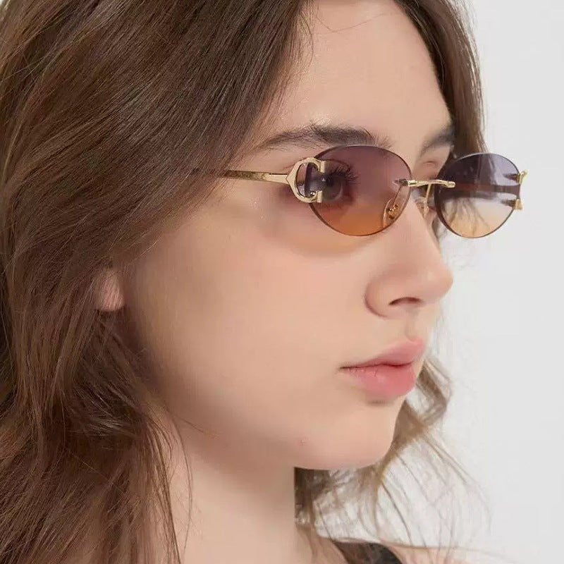 Lightweight and trendy oval sunglasses, designed for women seeking chic and comfortable eyewear.