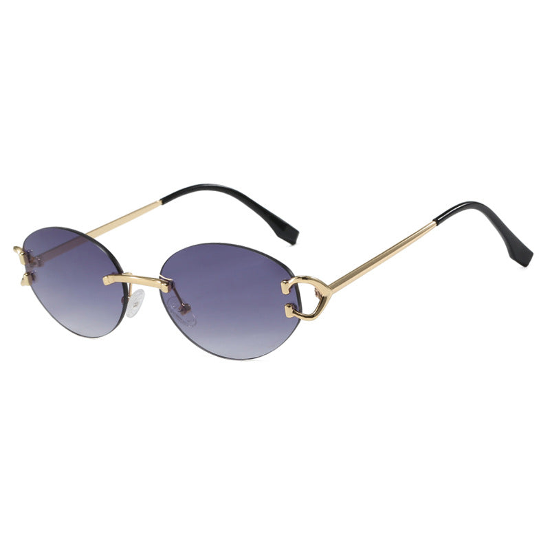 Sophisticated women's oval sunglasses with a distinctive chic frame, ideal for a refined fashion statement.