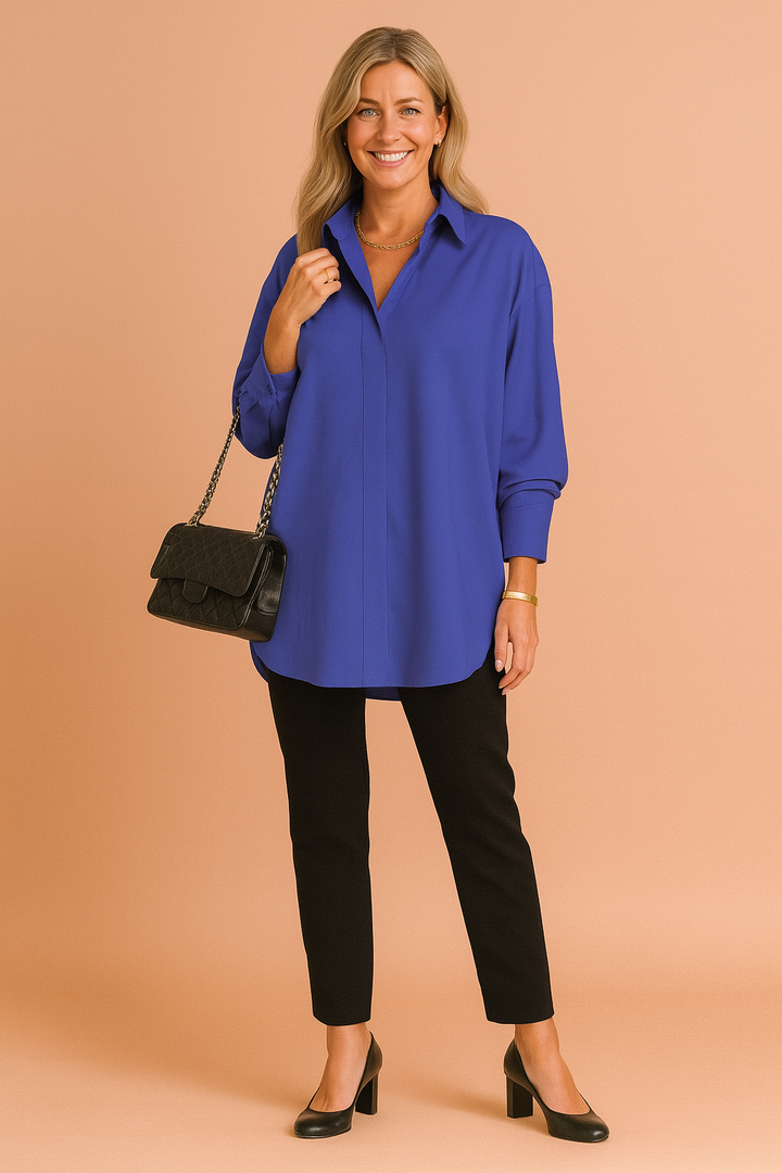 Relaxed fit women's elegant oversized blouse with classic collar & long sleeves, ideal for chic versatile fashion.