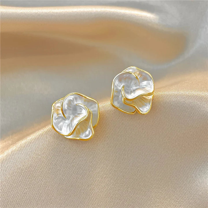 Elegant women's pearl flower stud earrings, a sophisticated accessory perfect for any occasion.