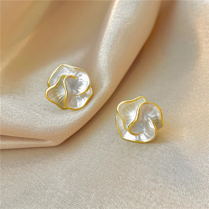 Chic women's pearl flower stud earrings, versatile elegant jewelry perfect as a thoughtful gift.