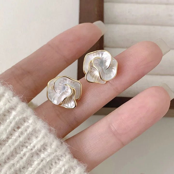 Stunning women's pearl flower stud earrings, adding a touch of elegance to any outfit.