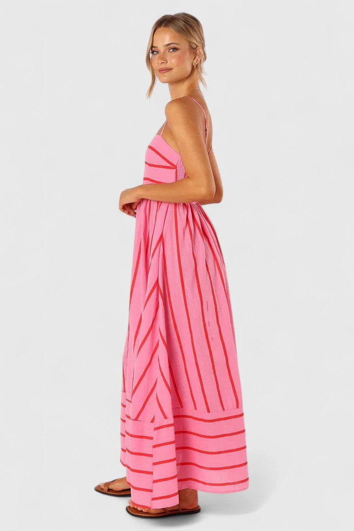 Flowing pink maxi dress for women, ideal for elegant summer style and casual elegance. A versatile long dress.