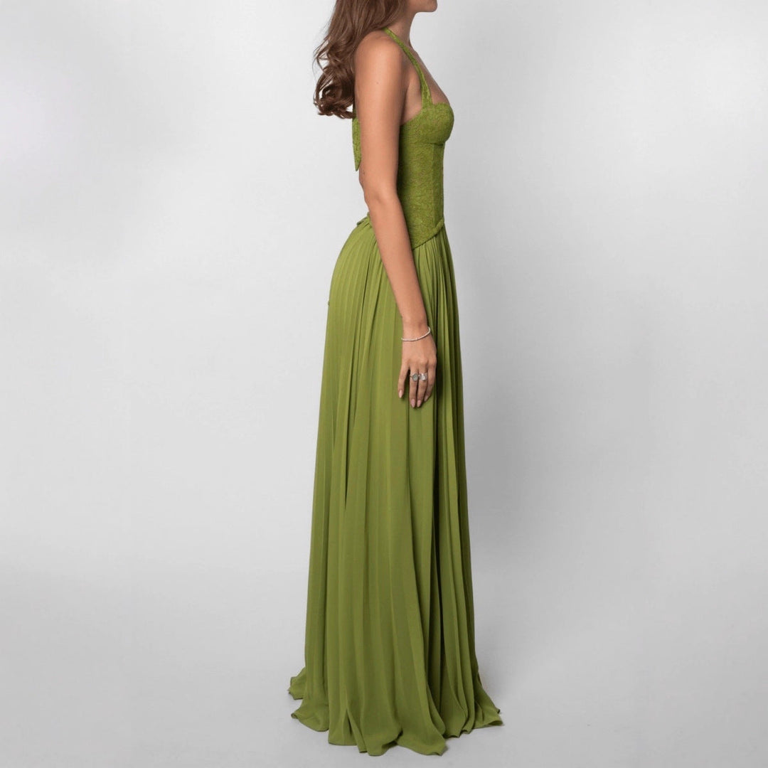 Beautiful long evening gown with delicate pleats and a sophisticated halterneck, ideal for parties.