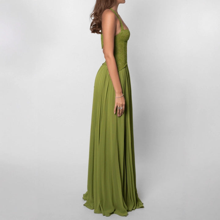 Beautiful long evening gown with delicate pleats and a sophisticated halterneck, ideal for parties.