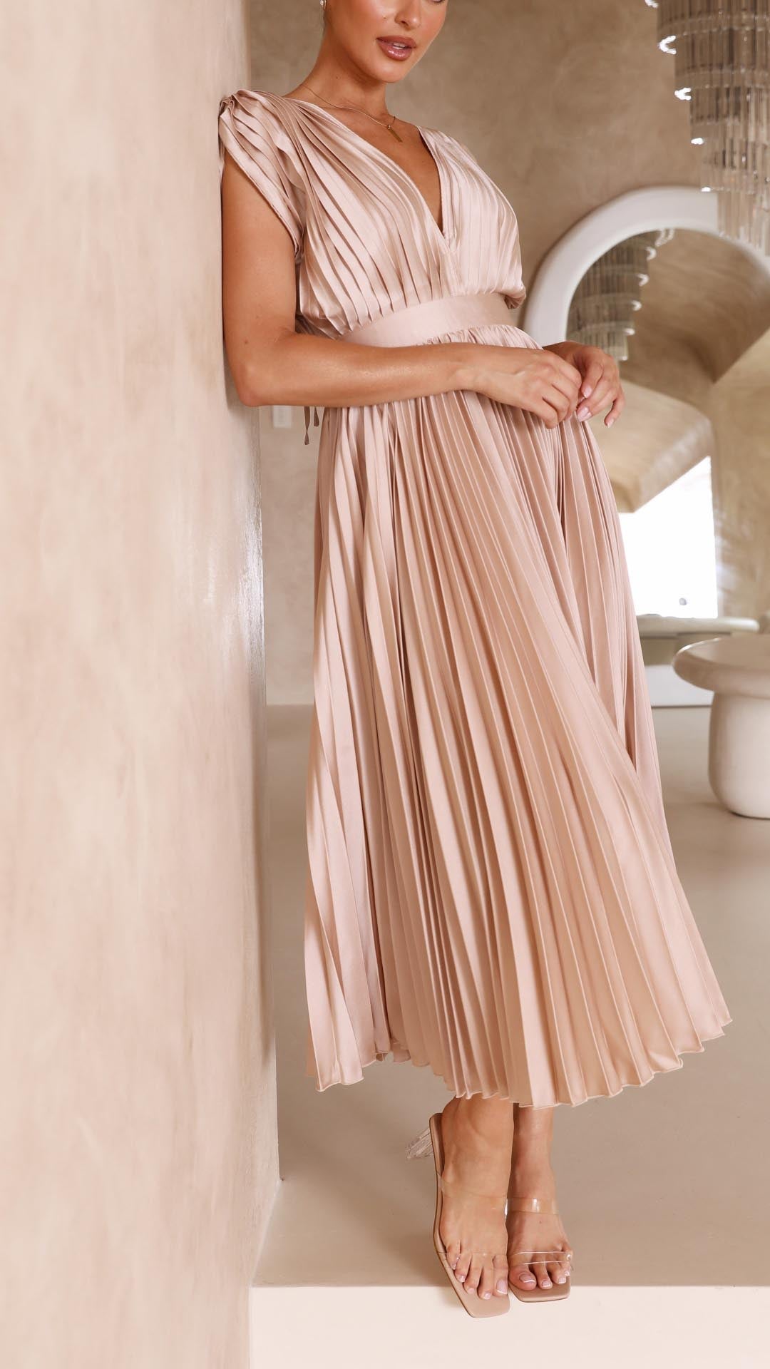 Beautiful women's long pleated dress, elegant and flowing, suitable for both daytime & evening.
