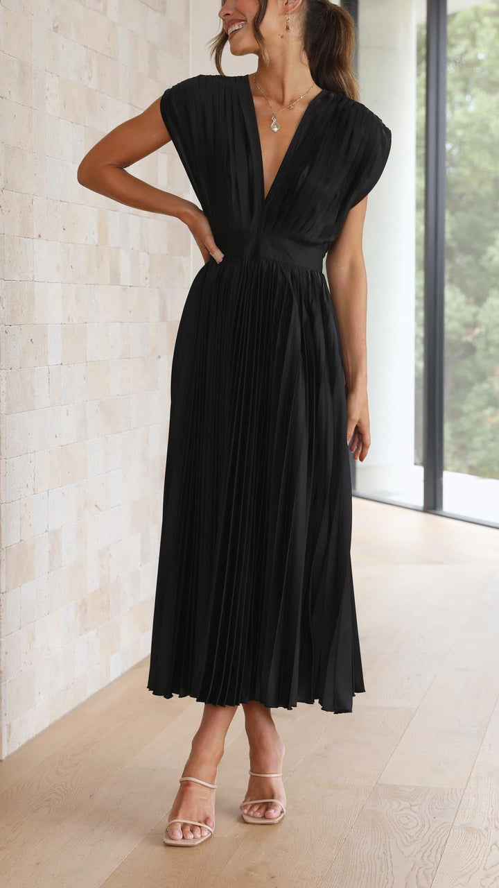 Comfortable women's long pleated dress, a flowing and chic option for sophisticated daily wear.