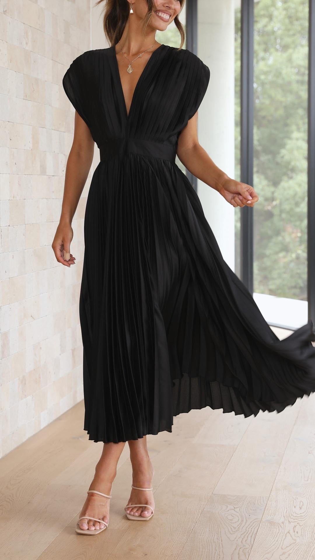 Women's fashionable pleated maxi dress, designed with an elegant flowing silhouette for events.
