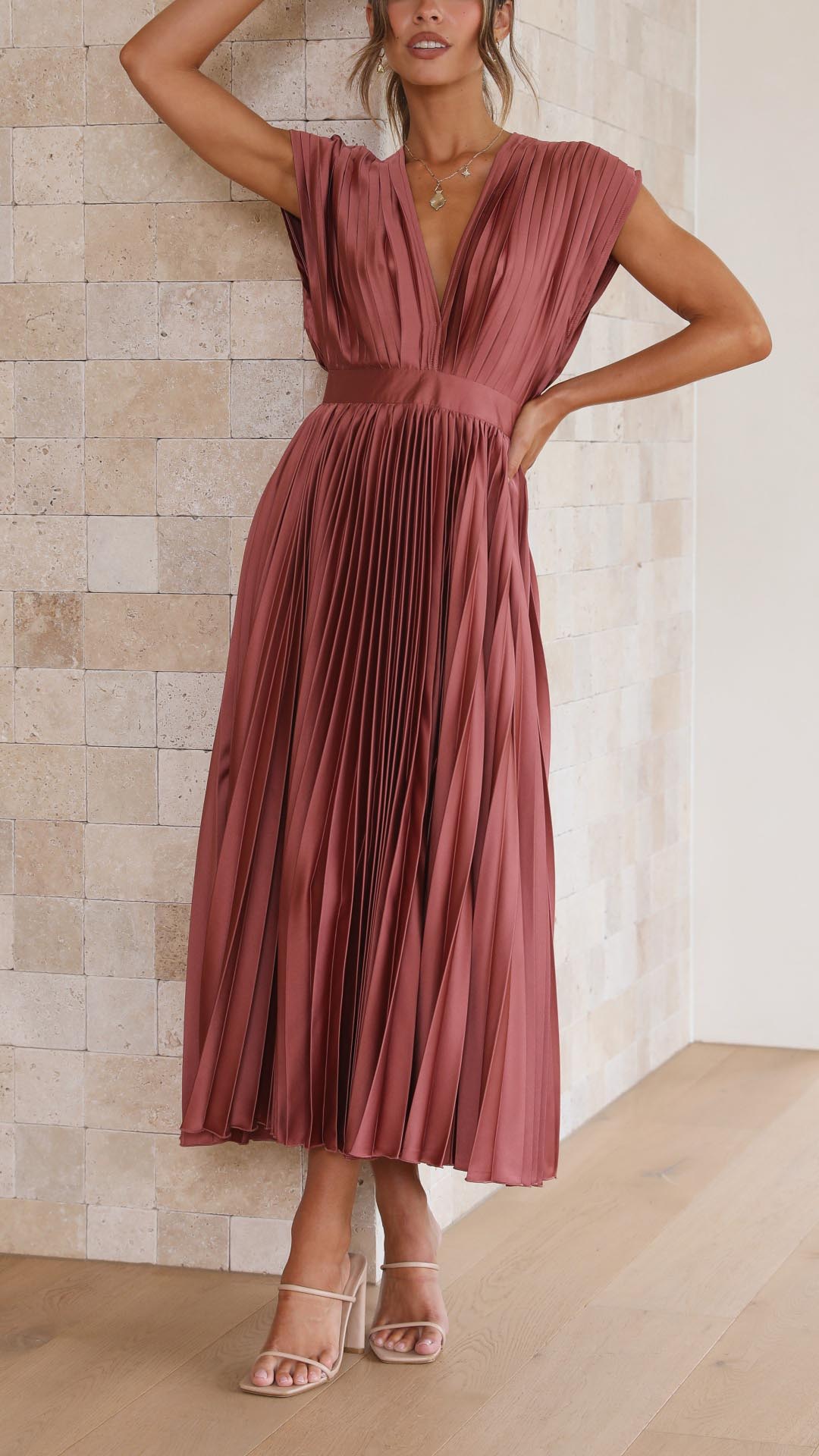 Chic long pleated dress for women, ideal for both casual daytime wear and elegant evenings.