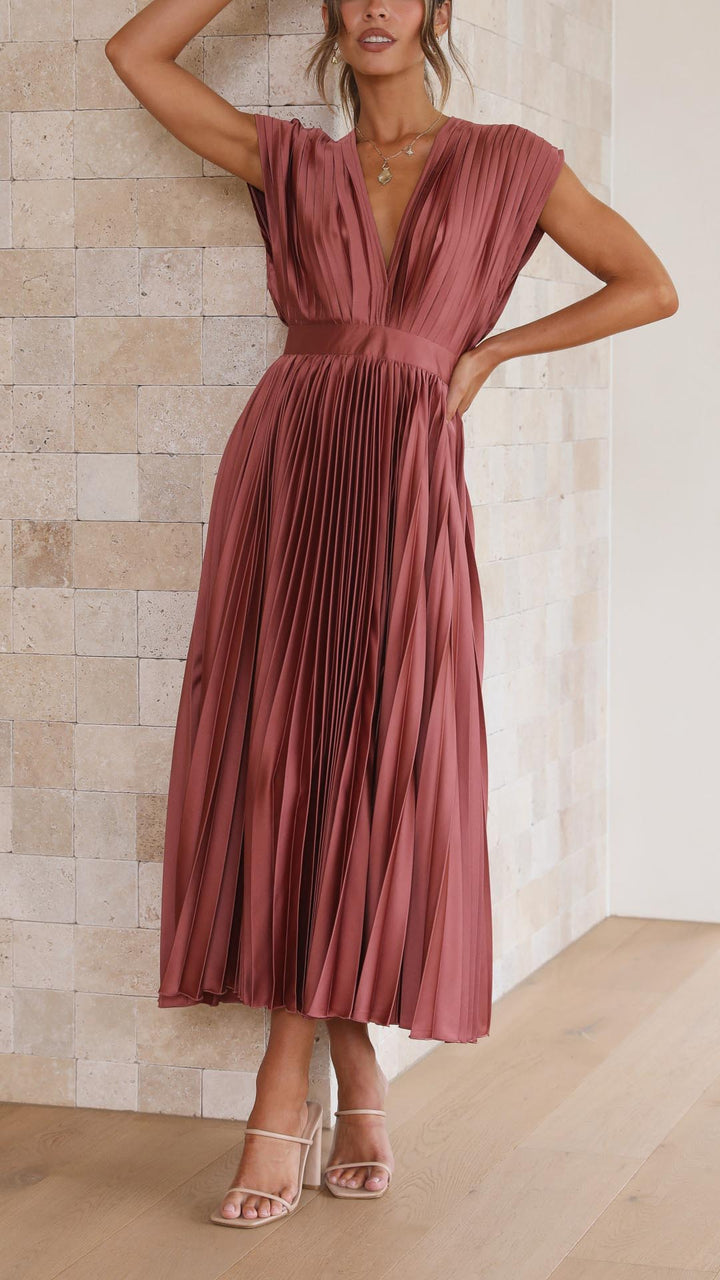 Chic long pleated dress for women, ideal for both casual daytime wear and elegant evenings.