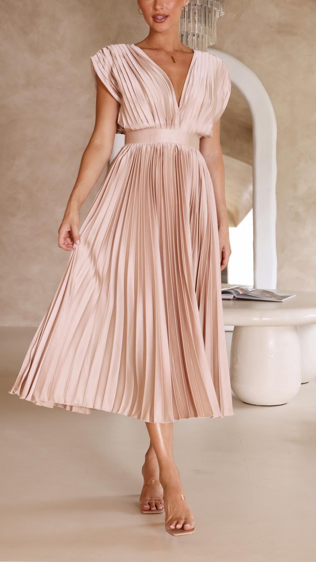 Casual women's maxi dress, featuring elegant pleats and a comfortable, flowing fit.