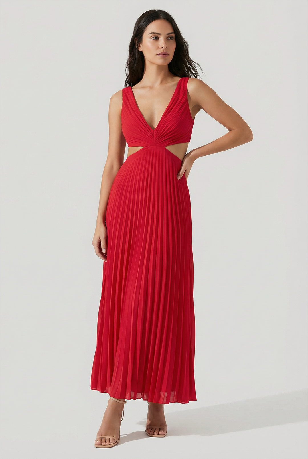 Versatile pleated maxi dress, perfect as a formal or elegant party outfit
