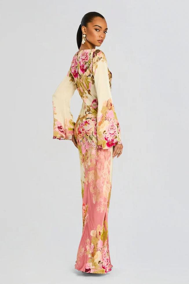 Versatile women's long printed maxi dress with a flowing silhouette, suitable for casual summer days or elegant events.